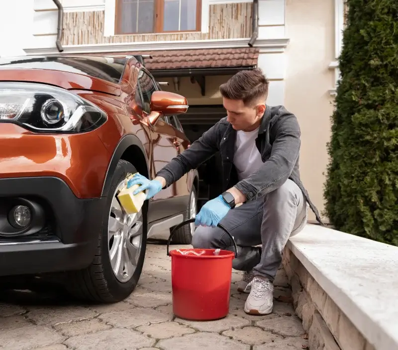 Lavage auto à domicile Fougax-et-Barrineuf : professionnel intervenant sur un véhicule